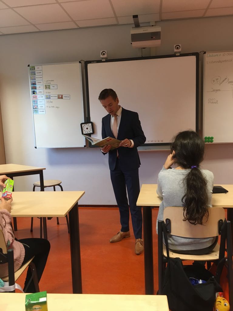 Wethouder <a href="/JurgenvanHoudt/">Jurgen van Houdt</a> van <a href="/Gem_Enschede/">Gemeente Enschede</a> leest voor aan groep 7 uit De Wereld van Voedsel in het kader van de #dagvandeduurzaamheid