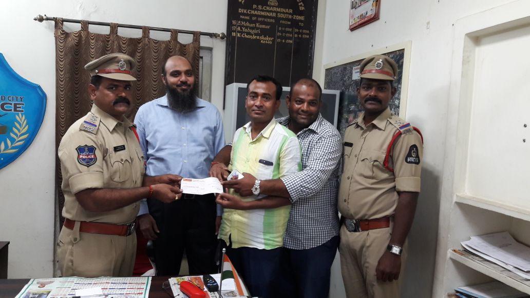 shocharminar's tweet photo. on 10-10-2017 at Charminar P.S, Chelapura Imli ka Jaad Community Persons agreed to install CCTV cameras and give Cheque to Concerned Unit. https://t.co/aclf7yqDbF