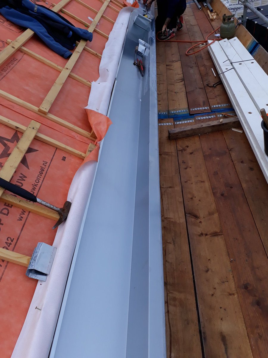 De zinken goten worden ter plaatse passend gemaakt. <a href="/GiesbersRdam/">GiesbersRotterdam</a> <a href="/kruitbv/">Inst.Bedr. Kruit BV</a> #meander