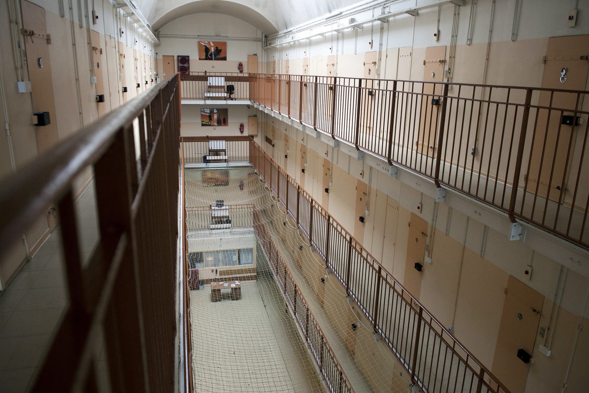GG_RMC's tweet photo. 2 détenus de #Fresnes sont soupçonnés d'avoir projeté un attentat depuis leur cellule.Nos prisons sont-elles des centres de #radicalisation? https://t.co/e5CG1w3A8m