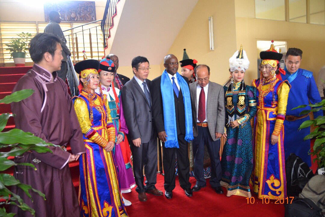 Sindimwo_G's tweet photo. Ravi de rencontrer les artistes de la #Mongolie.Je remercie le VP de la #Chine pour avoir tenu sa promesse lors de sa visite au #Burundi https://t.co/R0jbeVHrtA