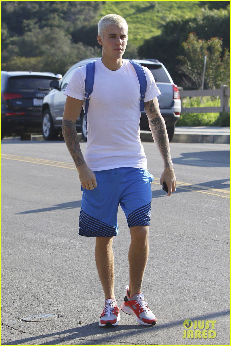 justinpage_page's tweet photo. Justin se ve hermoso vestido casual, en realidad con todo se ve bien.
#MPN #ImTheOneClipe https://t.co/B2atpYw8VS