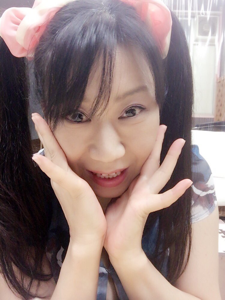 サトぴょん Kaoru Shimazu かおるさん こんばんは 今日も１日お疲れ様でした かおるさんのツインテールとても可愛いですよ 外見が若くなると気持ちも若返るからダブルの効果があるよね かおるみたいにチャーミングな女性に益々惚れてしまいまし