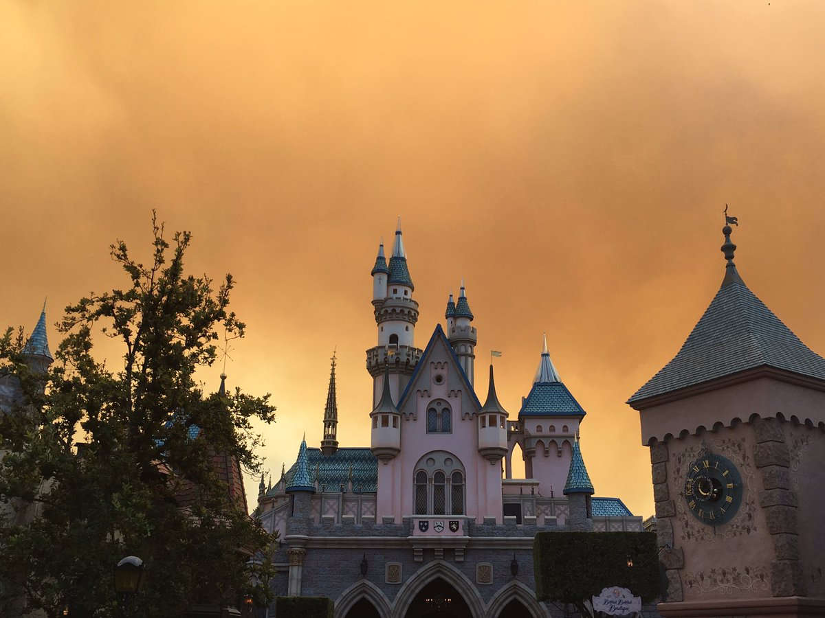 chris_nicole's tweet photo. What a sight today #Disneyland #disneycastle #SoCalFire #socalviews https://t.co/9BcowNt2m2