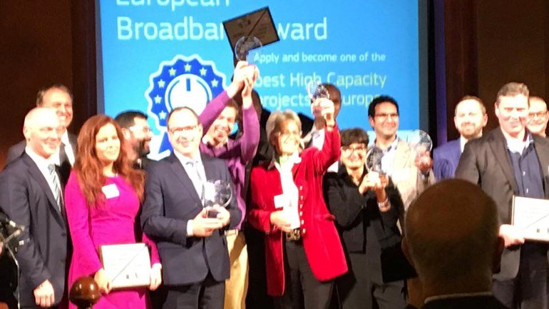 Het bewonersinitiatief Glasvezel De Wolden dient als voorbeeld voor de rest van Europa. rtvd.nl/kSxm