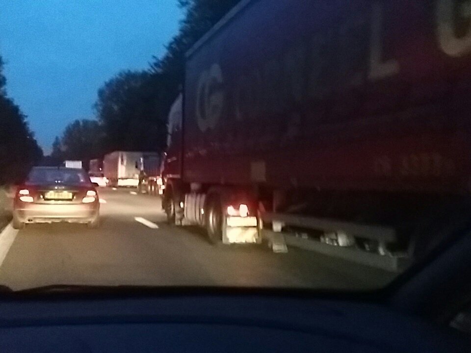 Premiers bouchons sur la e 411 a overijse ca roule bien jsq là  en depit de la greve et du viaduc