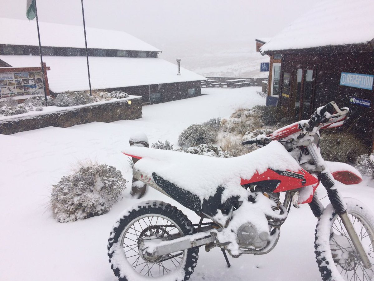 SkiAfriski's tweet photo. It's a white-out this morning at 3 222m. Snow in October... Round 2! https://t.co/hDLMyIr2Ze https://t.co/reyl3ki0uo