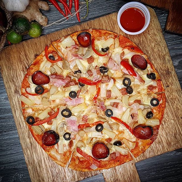 whattoeatph's tweet photo. This thin crust Supreme pizza from City Slice of @carnivalfoodpark is the perfect treat to share with friends and family. #whattoeatph https://t.co/L8NKuXsnnb