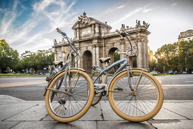 policiademadrid's tweet photo. Cada día ➕gente elige la🚲para moverse por #Madrid. #Gracias👏por cuidar de nuestro #MedioAmbiente y recuerda respetar las normas https://t.co/pFvakgm53B
