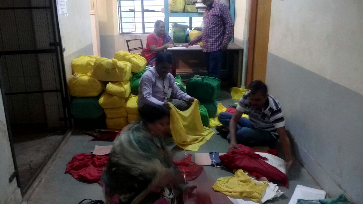 Pankajamunde's tweet photo. Records and files sorting work going on at ZP office Osmanabad...   #zeropendency @CMOMaharashtra @PMOIndia https://t.co/aoIkiQ3WQ4