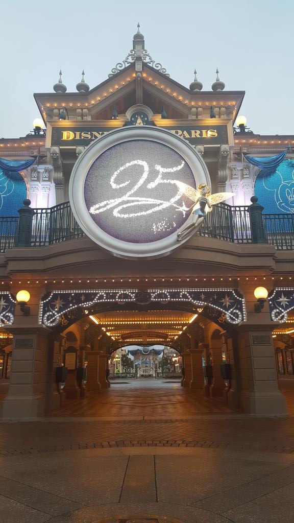 Pixie_Dust99's tweet photo. Good (early) Morning from Disneyland Paris 💖 https://t.co/ujXtUNseK4
