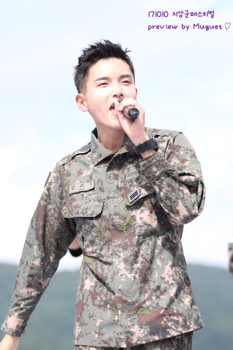 13elieveSG's tweet photo. [HD PIC] 171010 Ground Forces Festival - Soldier Wook is all smiley and looking so excited! ^^ [4P] (Cr:@BlueMuguet) https://t.co/jScJZVI8Mv