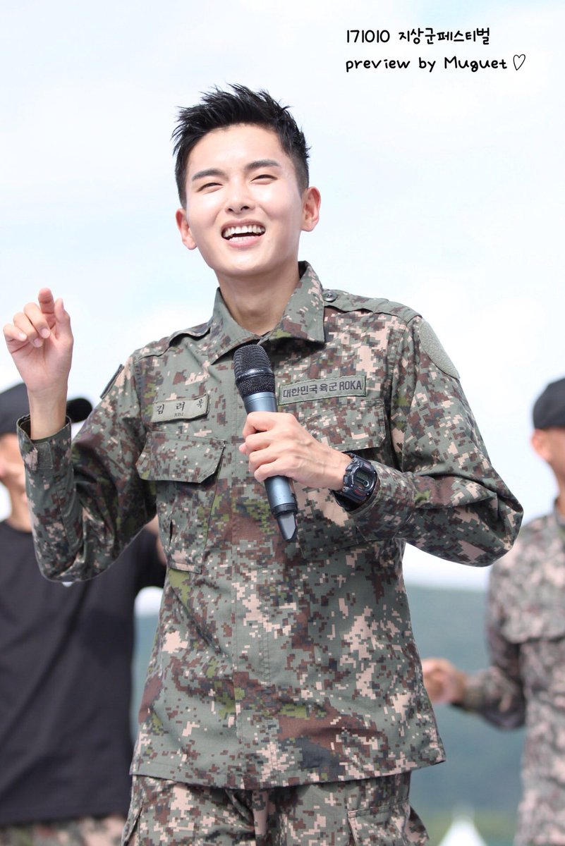 13elieveSG's tweet photo. [HD PIC] 171010 Ground Forces Festival - Soldier Wook is all smiley and looking so excited! ^^ [4P] (Cr:@BlueMuguet) https://t.co/jScJZVI8Mv