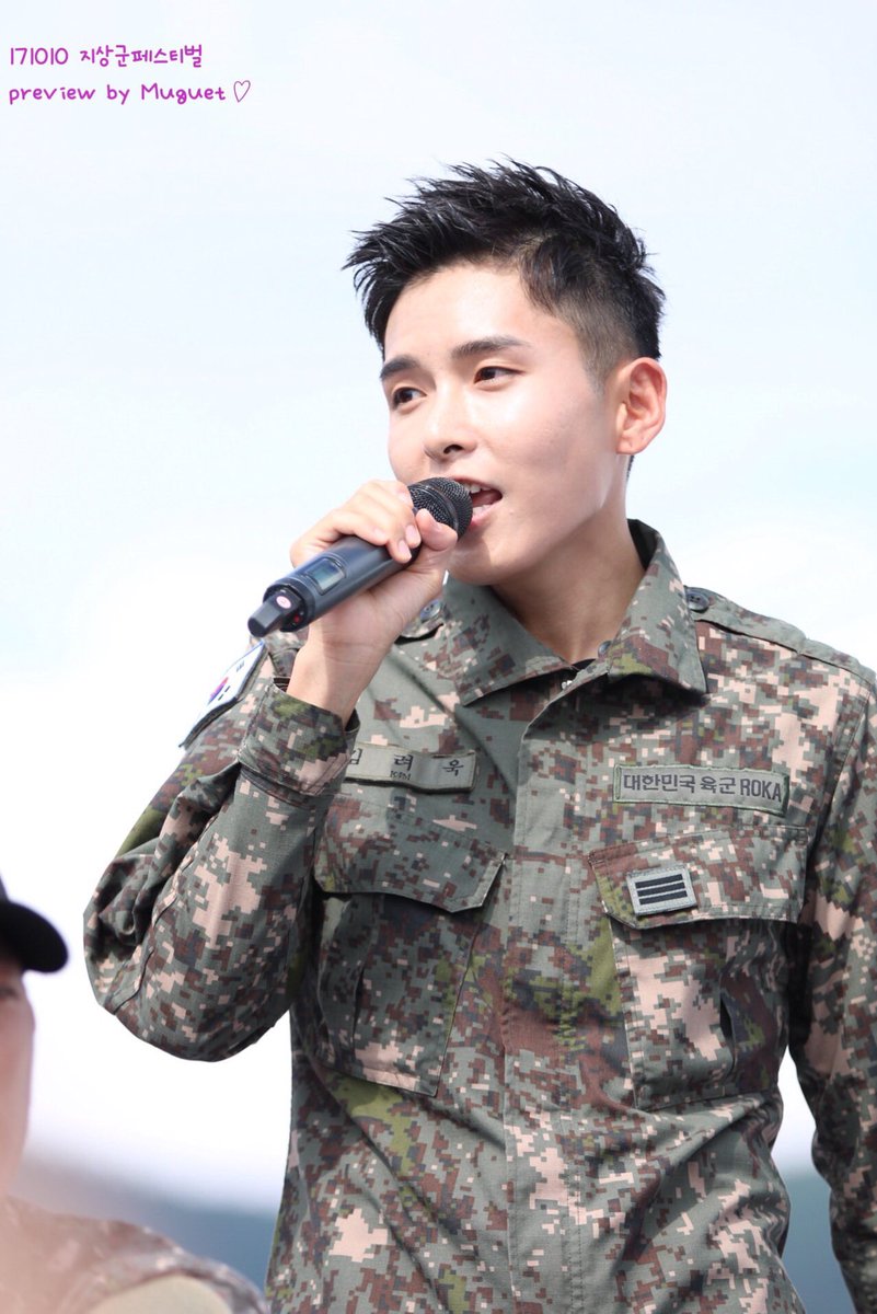 13elieveSG's tweet photo. [HD PIC] 171010 Ground Forces Festival - Soldier Wook is all smiley and looking so excited! ^^ [4P] (Cr:@BlueMuguet) https://t.co/jScJZVI8Mv