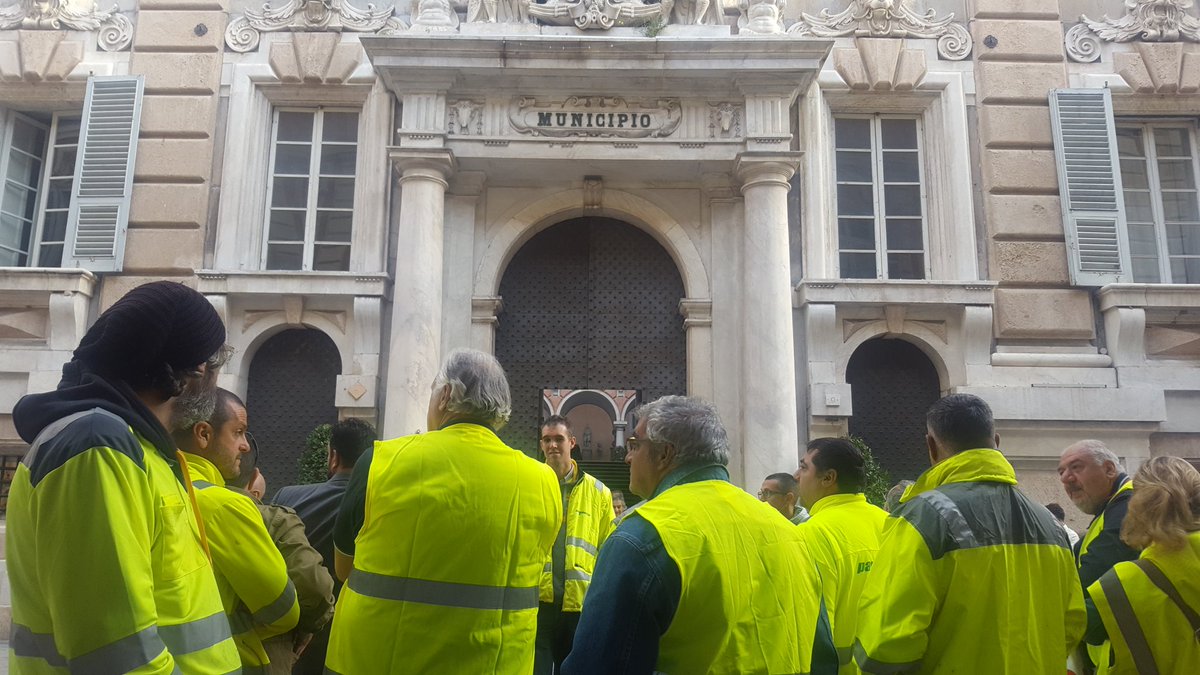 Uil_Liguria's tweet photo. La protesta dei lavoratori #Pavimental e #Spea si sposata sotto #ComuneGenova: no ai licenziamenti di #Atlantia #uilliguria @Cgil_Liguria https://t.co/Cr0w2KeRl1