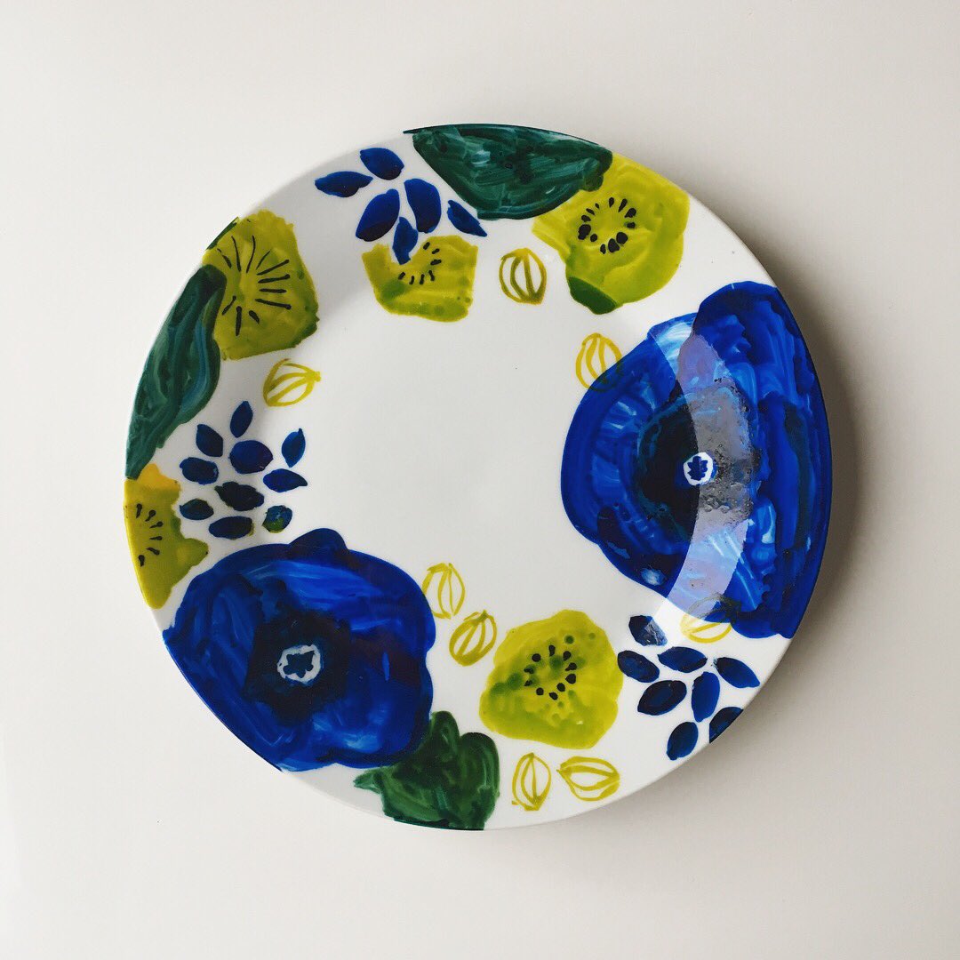 ট ইট র タムロアヤノ イラストレーター 青系の大きめ花柄プレート 緑の花がキウイみたいになってしまいましたが なかなかのお気に入りの一枚ができました おもて面の柄に続くように裏にも柄を 色鮮やかでそれだけで楽しめて それでいて料理がはえる