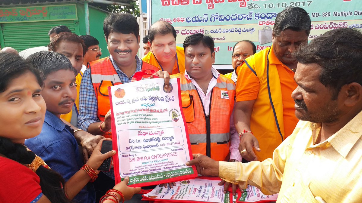 AmohSaroornagar's tweet photo. @KTRTRS @GHMCOnline @CommissionrGHMC ... Distribution of 1000 Jute bags at NTR nagar veg market, RK PURAM DIVISION, sponsored by Lions club https://t.co/BjGTjnlLKK