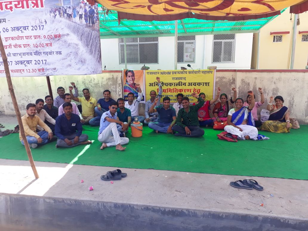 ajaychoudharyhr's tweet photo. मुख्यमंत्री को खून से लिखा स��थाईकरण मांग पत्र। NRHM कर्मी करे पुकार, दीवाली का दे दो उपहार। @VasundharaBJP @narendramodi @AshokParnamiBJP https://t.co/kVscE8mZ0w