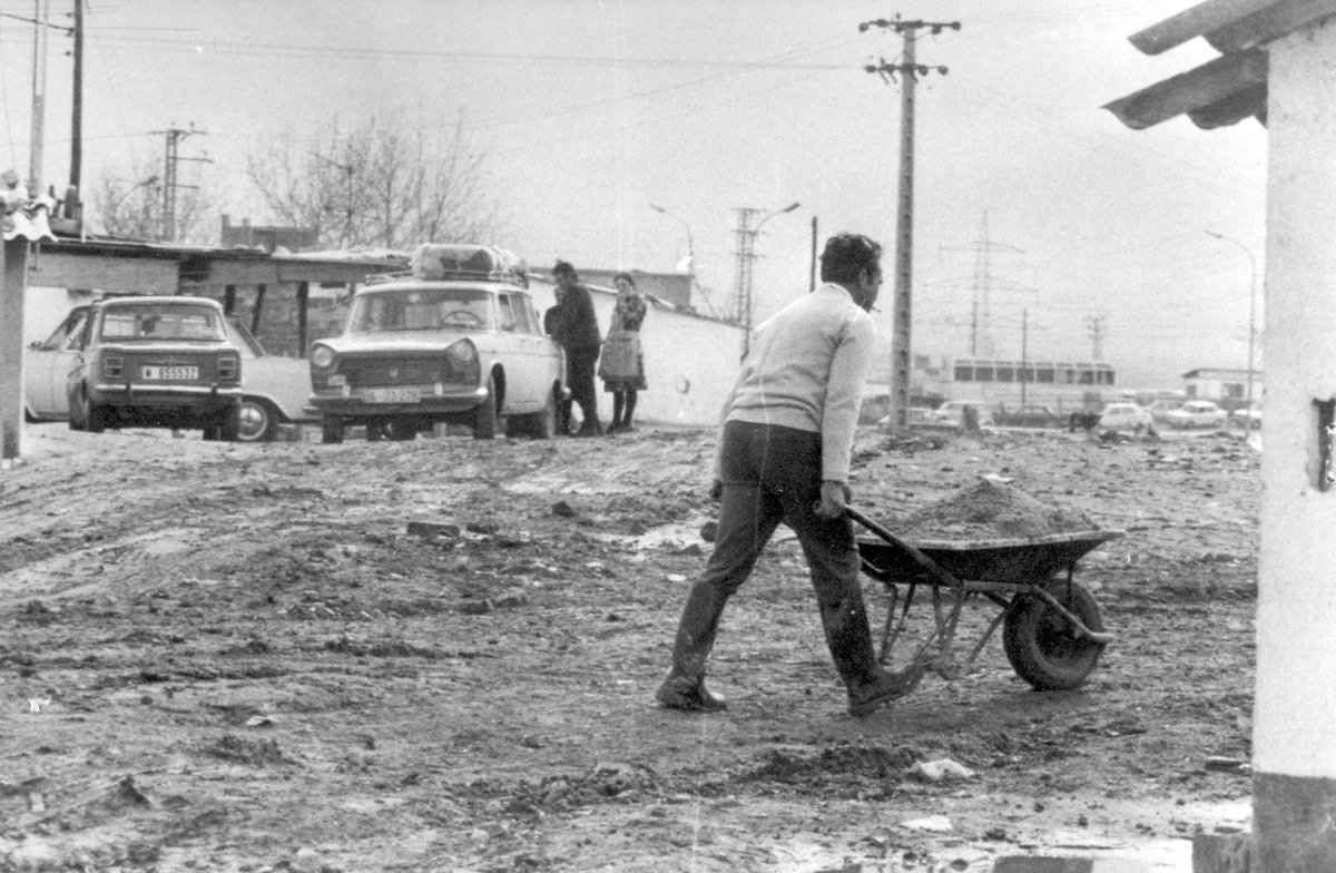 ConchiBarrios40's tweet photo. Hoy por fin hemos llegado a #Madrid dejando atrás la miseria del pueblo.Cae la lluvia. Barro. Hoy inicio este diario, diario de esperanza. https://t.co/DE0pVtH9vu