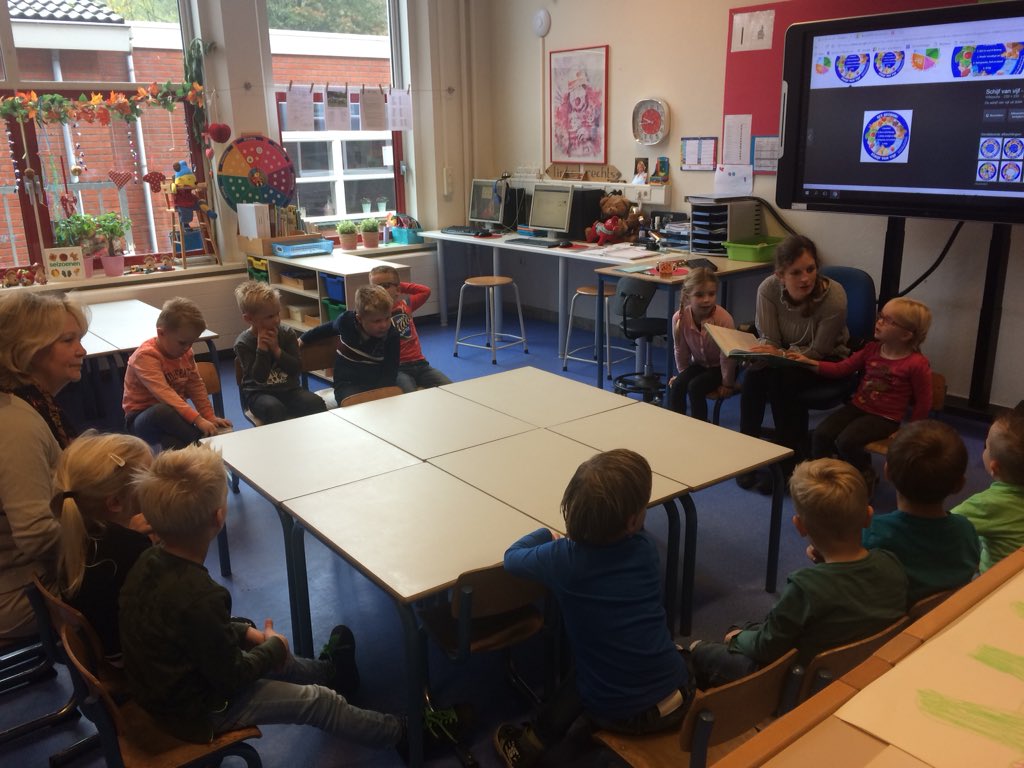 Bernardussv's tweet photo. Voorleesactie op de Dag van Duurzaamheid! Carolien Stevelink-Hesselink hartelijk dank voor je inzet voor onze leerlingen #dvdd17 https://t.co/nffBbyd2fZ