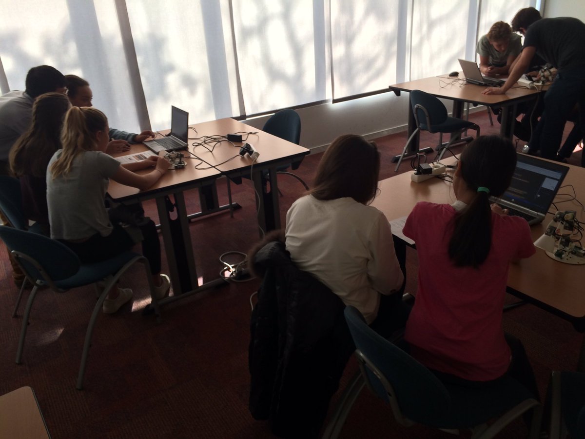 Inria_Bordeaux's tweet photo. Début des ateliers de robotique avec @PoppyEducation ! #fetedelascience #CSB2017 https://t.co/APVhUjRU9X