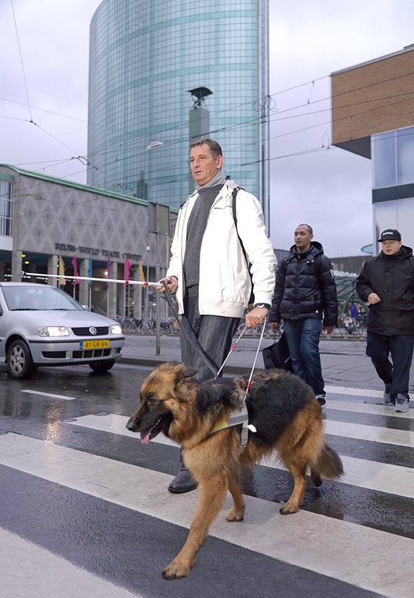 Blind oversteken? Stop voor witte stok! Visio vraagt hier aandacht voor vrijdag de 13de. #stopvoordewittestok ow.ly/rAN230fJSPi