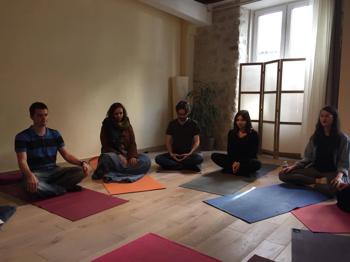 AgenceEskimoz's tweet photo. Voici l'une des recettes secrètes Eskimoz pour obtenir les meilleures performances #SEO 😇 Yoga et Méditation pour tout le monde ! https://t.co/x7s0VN8bLC