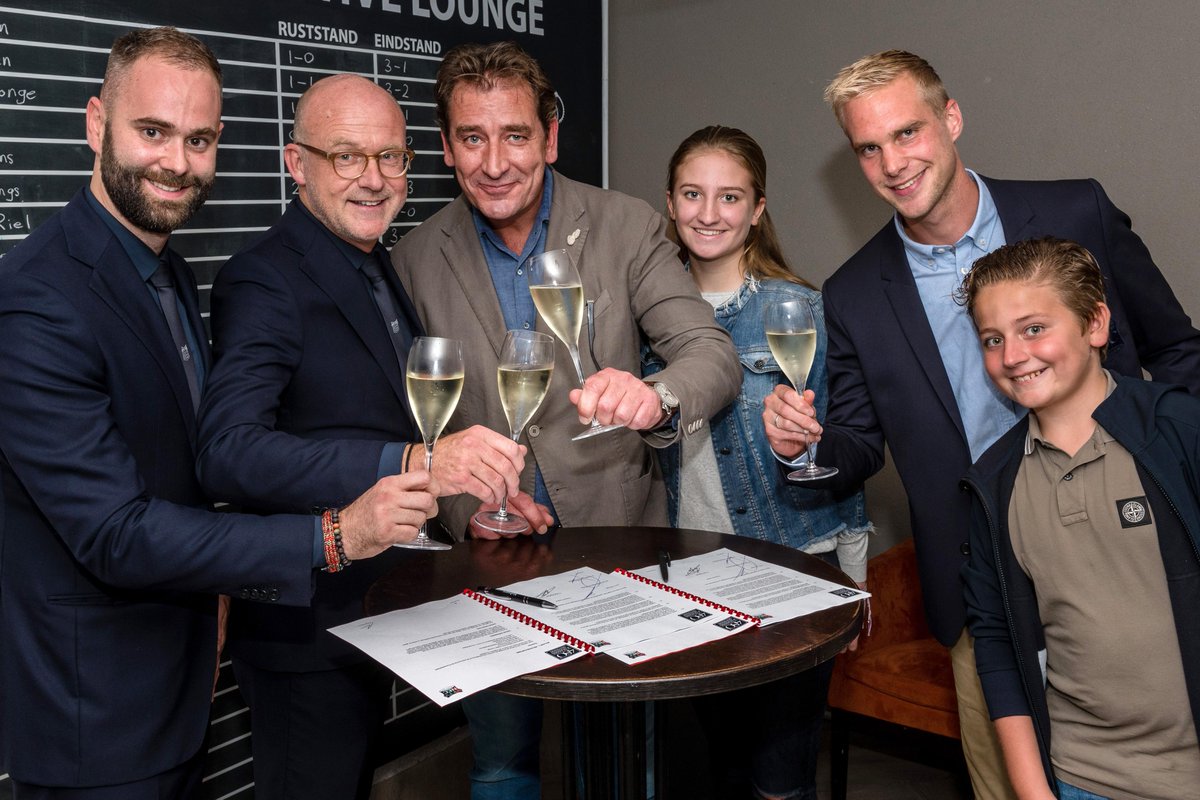 CreaUnit's tweet image. Handtekening gezet onder vernieuwde sponsorovereenkomst tussen @NEC_Nijmegen en 4 Seasons Outdoor! Proost op een succesvol jaar! #4SO #NEC