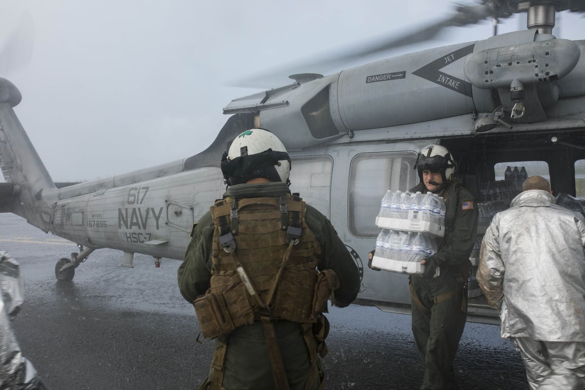 USFleetForces's tweet photo. .@USNavy Sailors assigned to #USSKearsarge unload water from a helicopter for distribution in #PuertoRico for #HurricaneMaria relief efforts https://t.co/aMdphef0Pd