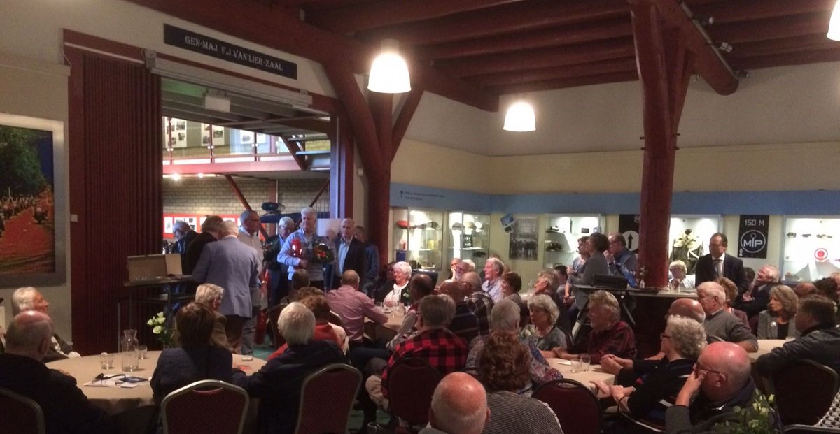 Politiebond's tweet image. Al 40 en 50 jaar trouw lid van de ACP! Dat verdient een feestje. #Jubilarissendag @ACP_LE