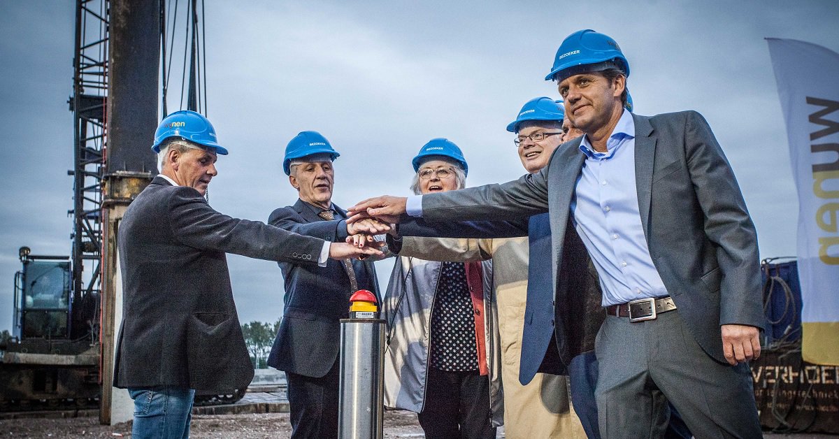 De eerste paal is geslagen, op naar onze nieuwe en innovatieve locatie! <a href="/gem_Ridderkerk/">Gemeente Ridderkerk</a> <a href="/BARENDRECHTzh/">gemeente Barendrecht</a> #nieuwbouw vangeldernederland.nl/nl_NL/blog/ite…