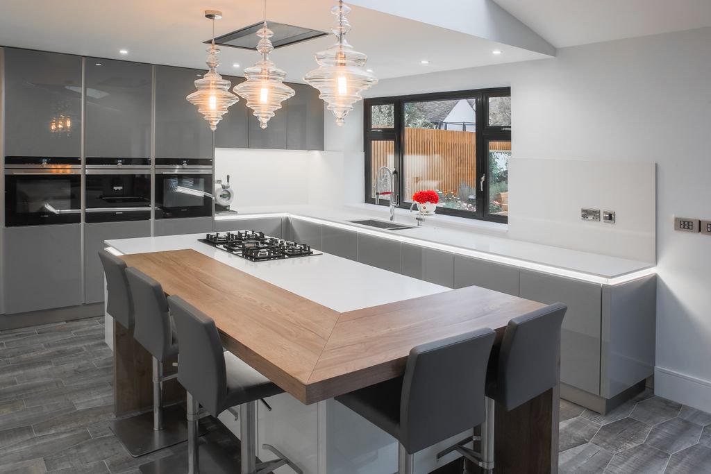 KubeKitchens_UK's tweet photo. #Leicht Sirius-C #kitchen in Alpine Grey & Arctic White in #LeighonSea with a #limedoak #breakfastbar & appliances from #Siemens & #Quooker. https://t.co/s3IUmu7LYL