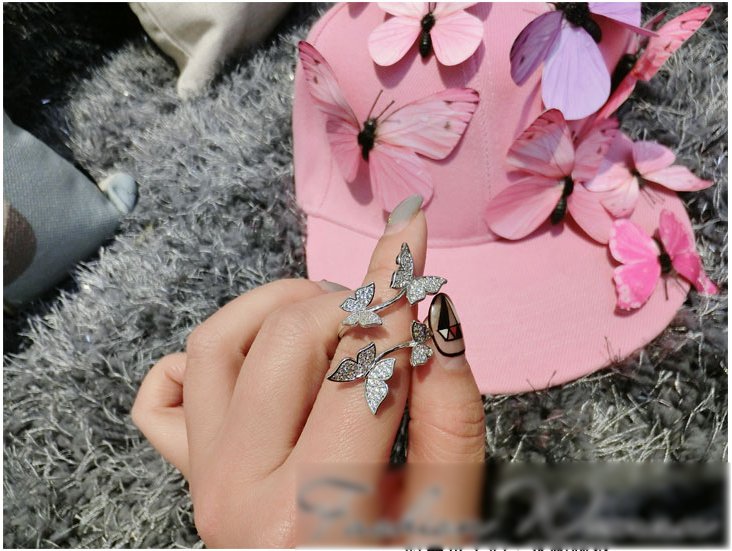 mooncomb09shop's tweet photo. [RT이벤트/1명 추첨]
Twist Butterfly 반지 공구 판매

반짝반짝 빛나는 나비가 손가락을 휘감고 있는 반지에요!
나비가 3마리인 제품과 4마리인 제품이 있어요!

당발=마감날=10/17
상세사항👉https://t.co/qoGVI5ArE6 https://t.co/hdlujbzo2a