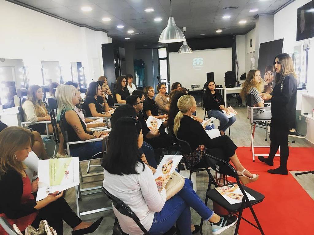 AS_formacion's tweet photo. Comenzando la #masterclass de #makeupstudionl 💄💋👱🏻♀️‼️‼️INCREÍBLE TENDENCIA ACTUAL!!😍 https://t.co/Y4ZZzK1FS3