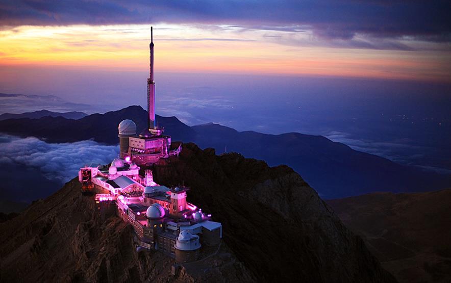 En 2012  : Le Pic en Rose pour #OctobreRose avec Yann Kersalé !