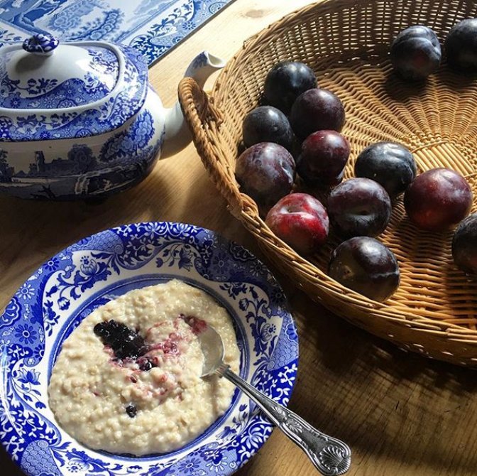 There’s no better way to celebrate #WorldPorridgeDay than with a comforting bowl of oats served in elegant Blue Italian. (📷 anenglishwife)