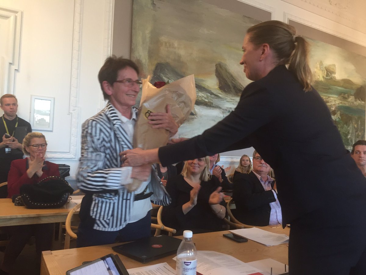 Heunicke's tweet photo. I dag på S-gruppemøde: Smukke røde 🌹 fra Mette F til Karen Klint, der fylder 70. Altid trofast og altid hårdtarbejdende. Tillykke 🇩🇰 #dkpol https://t.co/AIvxAGULe4
