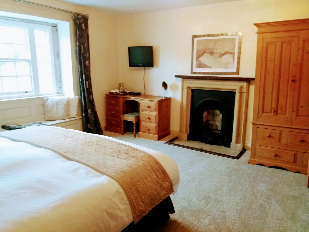 DowgillHouse's tweet photo. Don't you just love the feel of👣on a new carpet! We're constantly striving to provide the best for our guests #VisitOtley #Yorkshire #BandB https://t.co/P0q9A00M2P