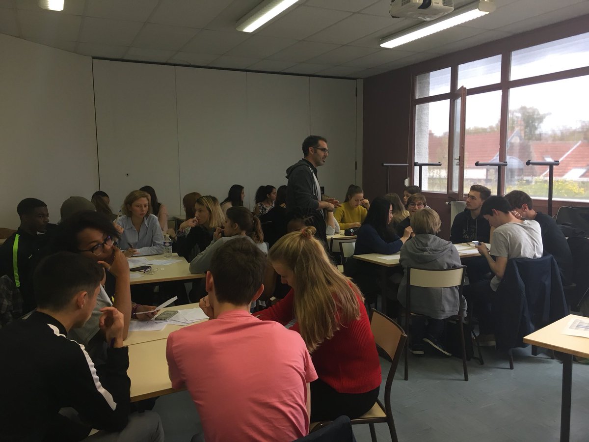 yschools_edu's tweet photo. Jour 2 pour la #MusicWeek2017 ! Brainstorming avec les séries TV qui ont été attribuées à chaque groupe ! ✌️ #TheVoiceIsYours https://t.co/XnD10no6Rm