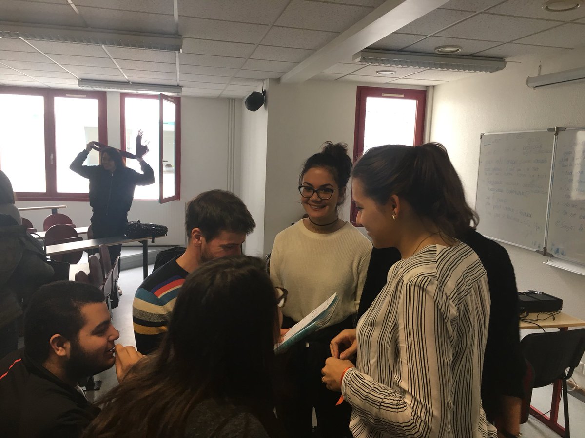 yschools_edu's tweet photo. Jour 2 pour la #MusicWeek2017 ! Brainstorming avec les séries TV qui ont été attribuées à chaque groupe ! ✌️ #TheVoiceIsYours https://t.co/XnD10no6Rm