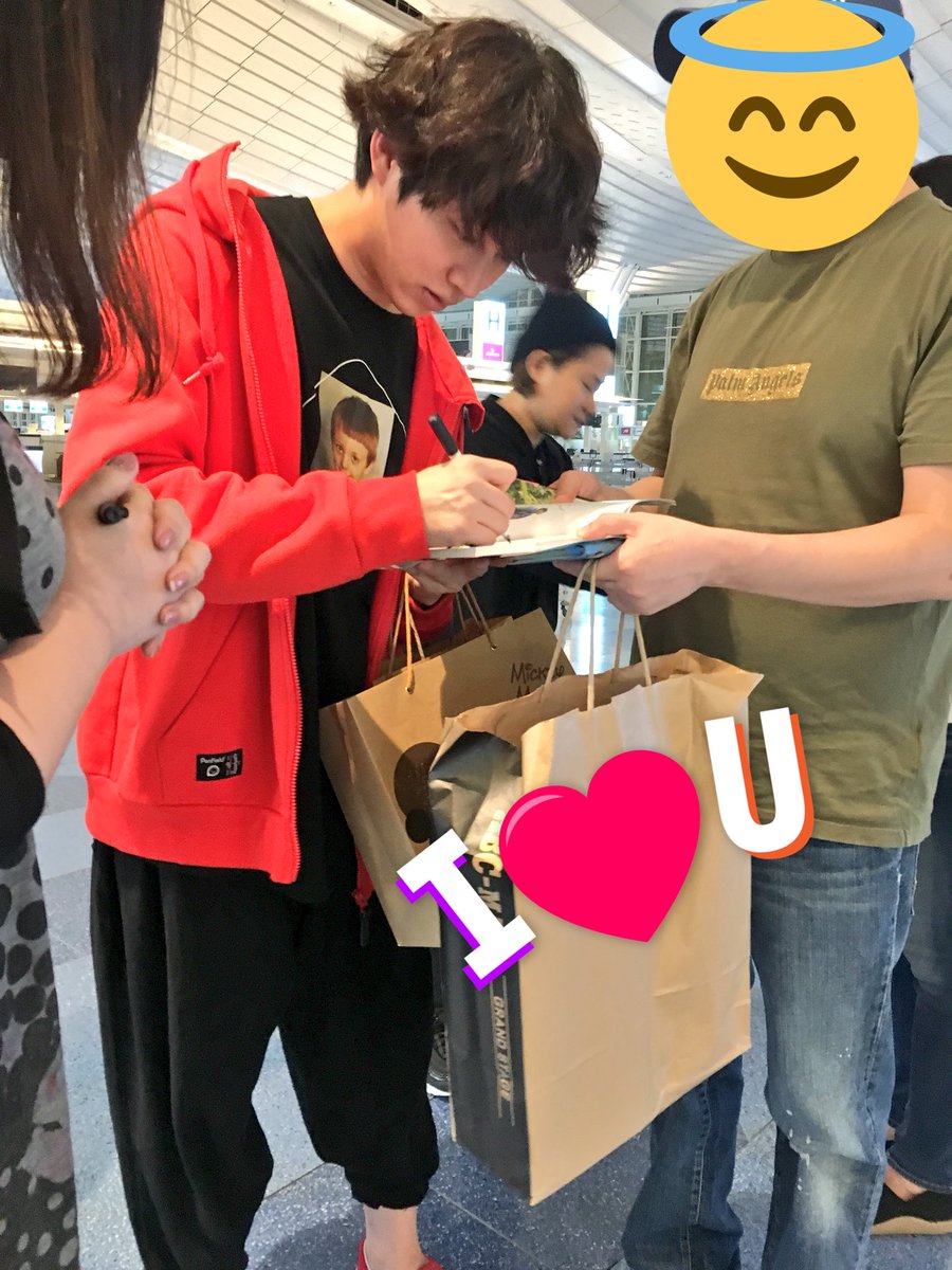 เสียงพี่ฮีที่พูดสวัสดีครับ ขอบคุณครับยังก้องอยู่ในหัวอะ ยังคงตกใจที่พี่ฮีโอเคถ่ายรูปด้วย คือดีย์มากจริงๆ รักอะ #171010 รูปในไอจี ไลน์ เฟส 55