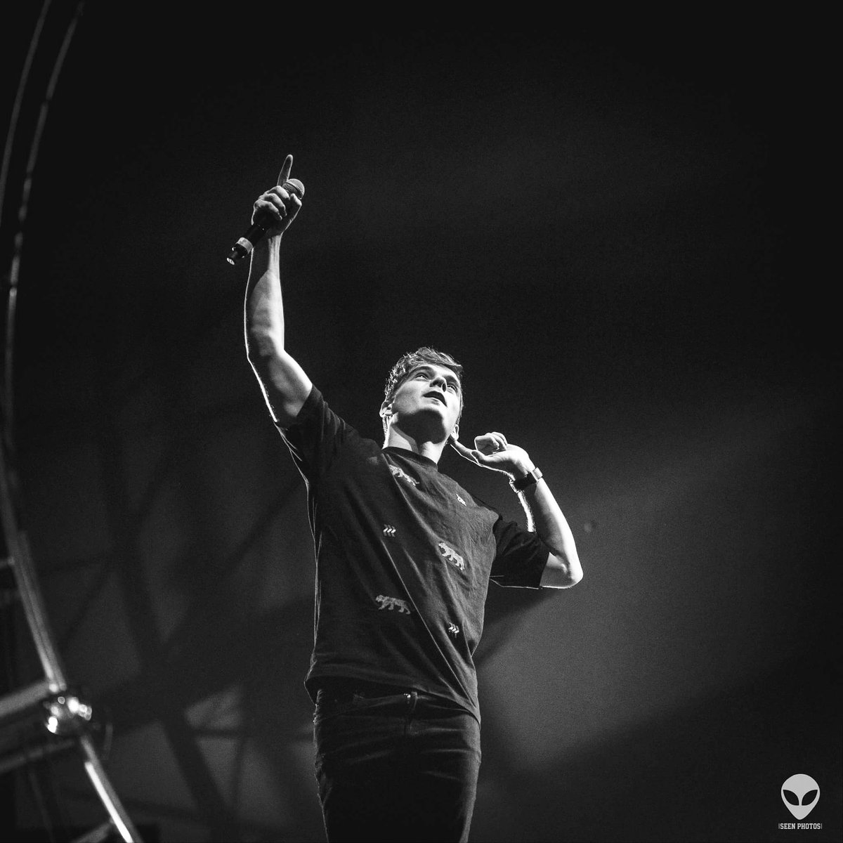 Martingarrixgr's tweet photo. 🎆💙➕✖💙🎆 #Martingarrix  #martingarrixgreece #UltraMexico2017 #teamgarrix #garrixers https://t.co/rKsW9ixbaY