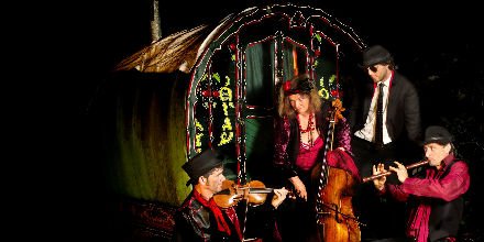 TRwinchester's tweet photo. Handel never wrote a jig, but Red Priest did it for him! Looking forward to tonight's gig, thanks to @PenyardsPM https://t.co/9EnbOCq8oa https://t.co/Y3OzZSIurA