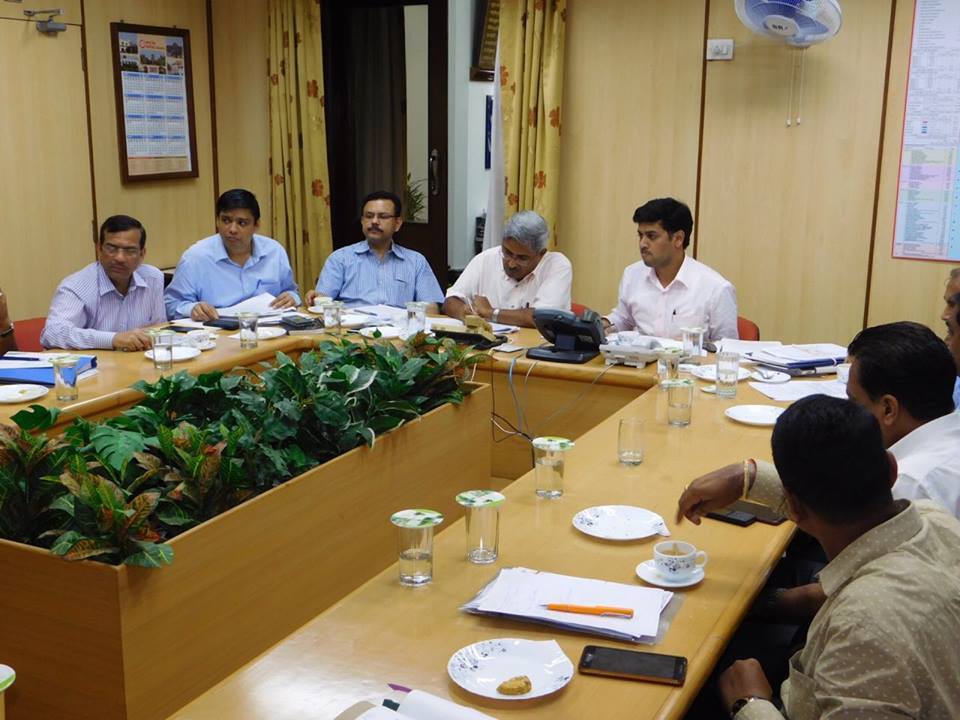 DrSEShinde's tweet photo. Decision has been taken on New #FOB &addl. Escalators at various stations,#ExtraLocalServices beyond Thane, #HomePlatform at Ambernath (3/3) https://t.co/2HqUTSAzBs