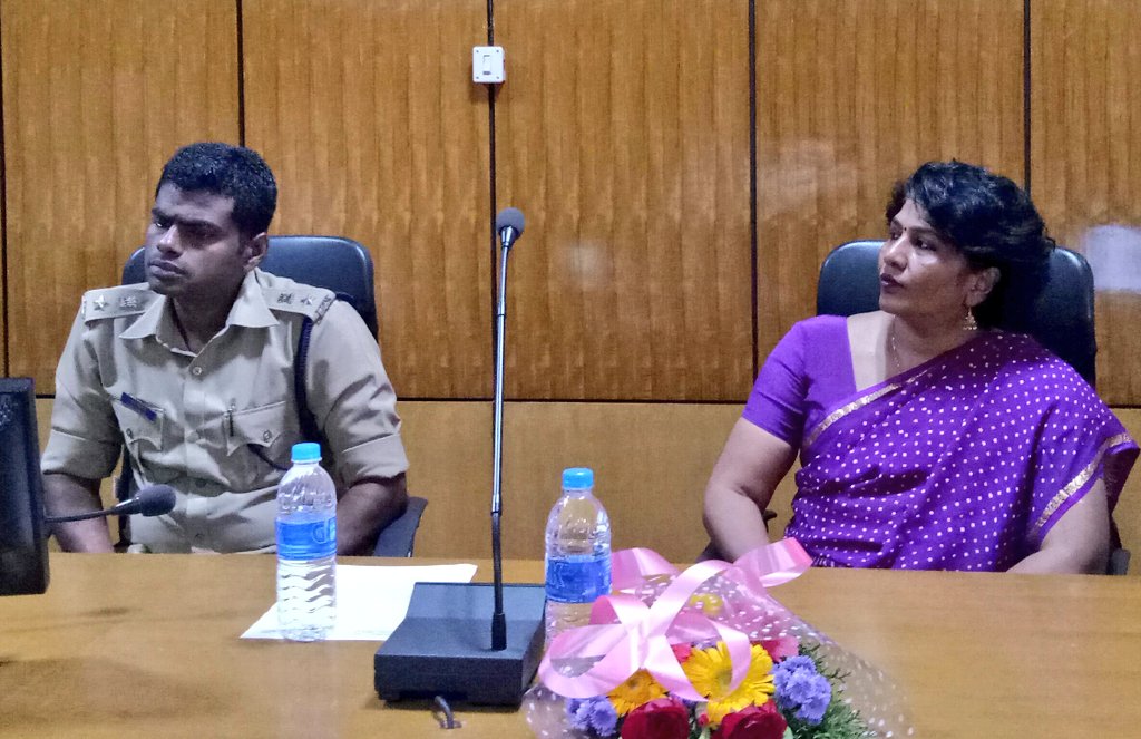 ckmpolice's tweet photo. FareWell to #DynamicLady #DC #ckm #SatyavathiIAS
ಜಿಲ್ಲಾಧಿಕಾರಿಗಳಾದ ಶ್ರೀಮತಿ. ಜಿ. ಸತ್ಯವತಿರವರಿಗೆ ಜಿಲ್ಲಾ ಪೊಲೀಸ್ ವತಿಯಿಂದ ಆತ್ಮೀಯವಾಗಿ ಬೀಳ್ಕೊಡಲಾಯಿತು. https://t.co/UNCRJN6A3i