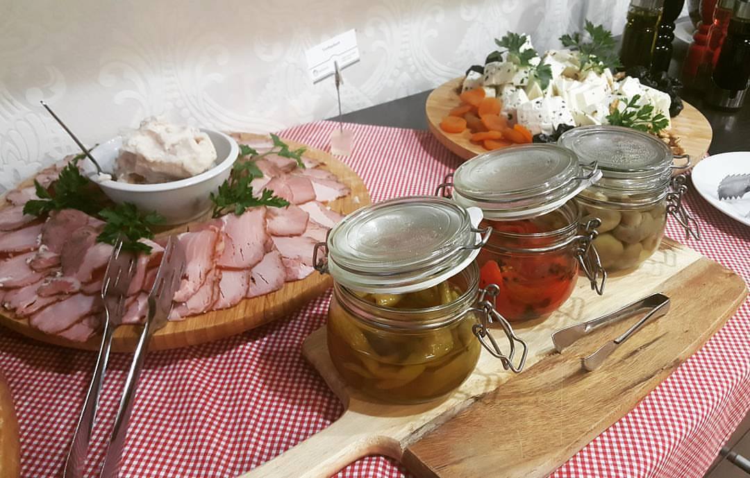 Hotel_Betnava's tweet photo. Lokalno je najboljše.
Styrian local appetizer.
#predjed #appetizer #štajerska #lokalnonamjeblizu #ifeellocal #betnava #betnavahotelmaribor https://t.co/cUeebmbs5a
