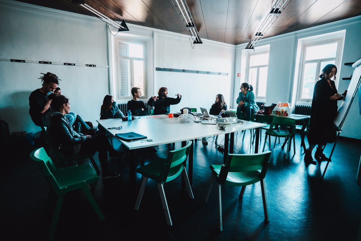 8208LDF's tweet photo. #LIGHTARTRESIDENCY | 9 / 15 OTT 2017 | #Como
—
Continua la #residenzaartistica per l'#installazione all'#OstelloBelloLakeComo! ✨
—
#8208LDF https://t.co/ZPaGBTaoY5