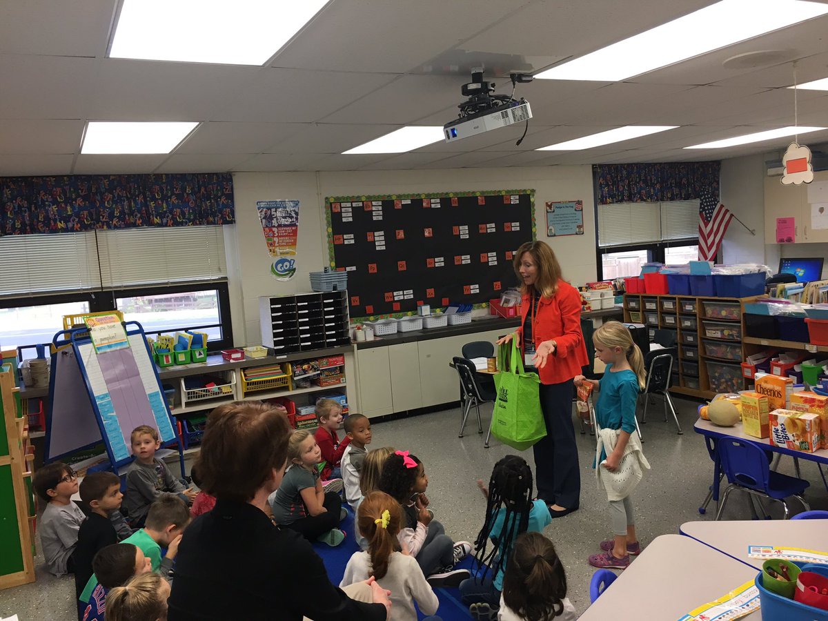WmFMurphy68's tweet photo. Thank you DuPage Farm Bureau for visiting our kindergarten classrooms today! What is made with pumpkin? https://t.co/H2Vay4iMLc
