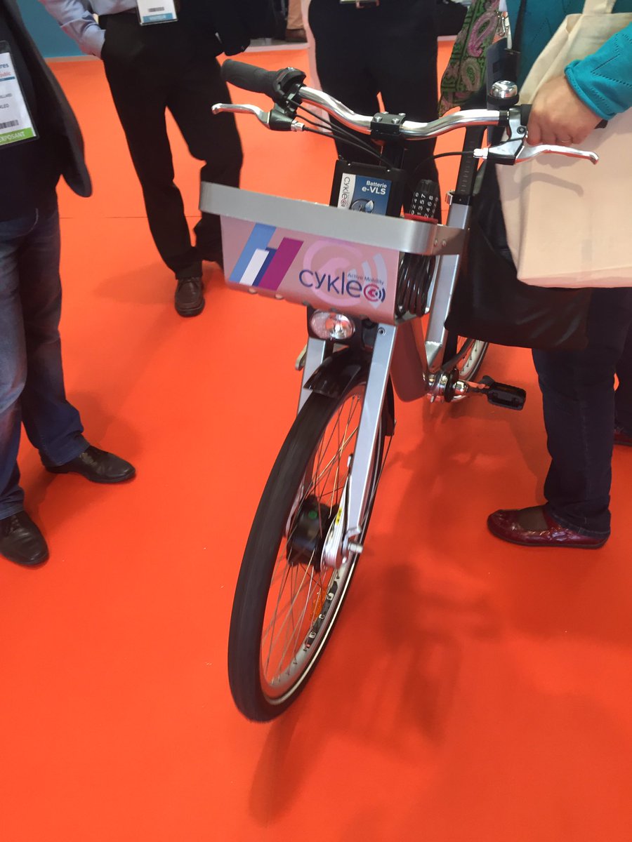 bbilloud's tweet photo. #RNTP17 En visite chez nos cousins #Cykleo pour essayer leur nouveau #vélo2017 #eVLS avec batterie électrique amovible #VAE #VLS stand n25a https://t.co/rdNXLiUiL8