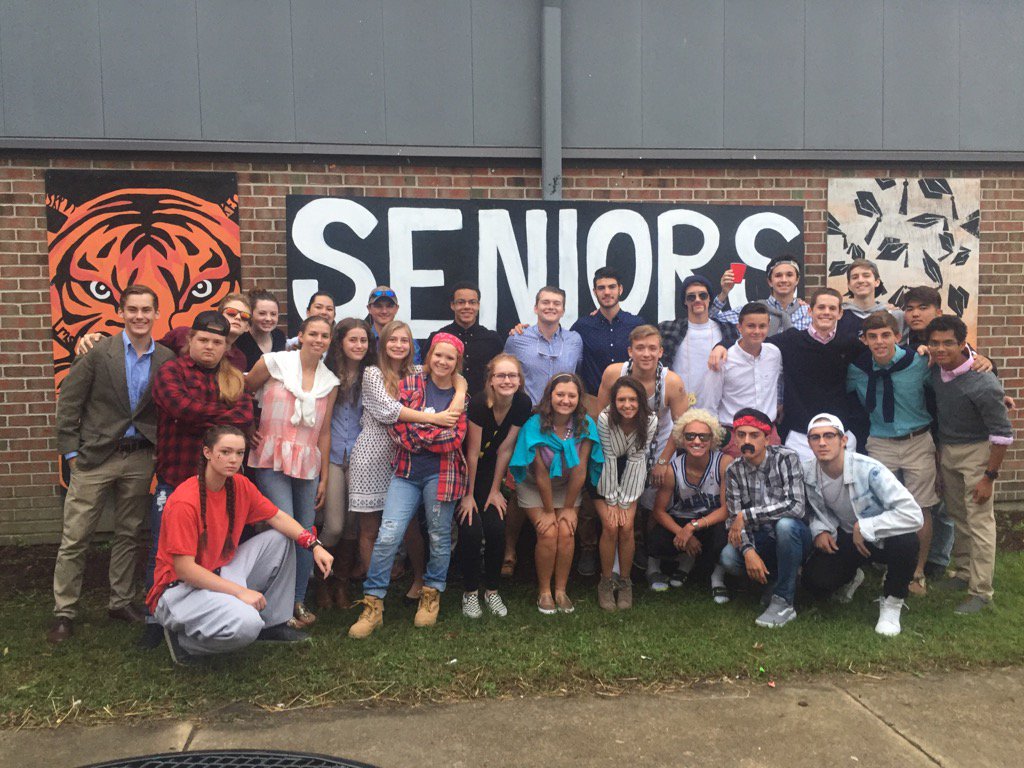 angieseiders's tweet photo. Street VS. Neat Day! Happy Seniors! https://t.co/RxK6T1kE6s